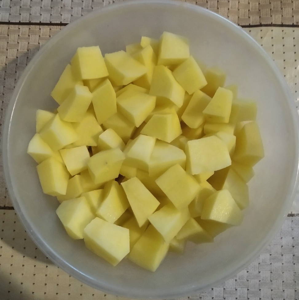 Суп с зеленым горошком и яйцом