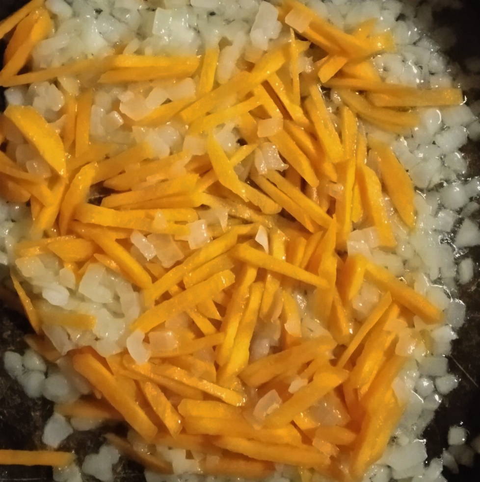 Суп с зеленым горошком и яйцом