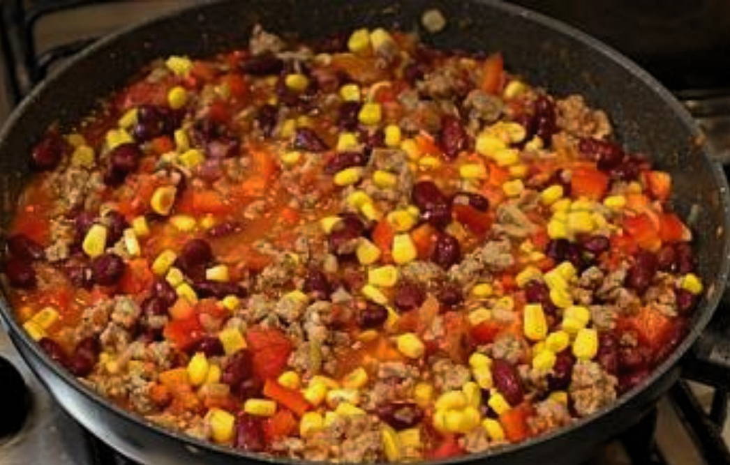 Мексиканский суп с фасолью, кукурузой и фаршем