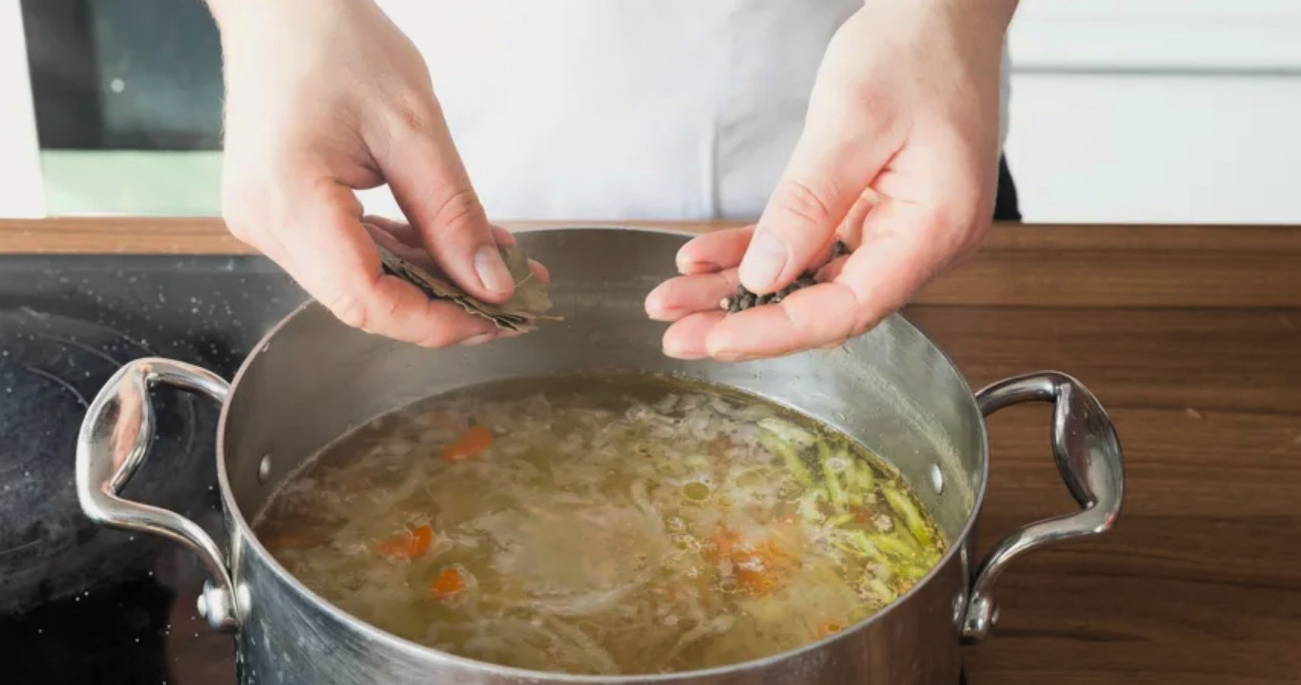 Суп с курицей, капустой и картошкой
