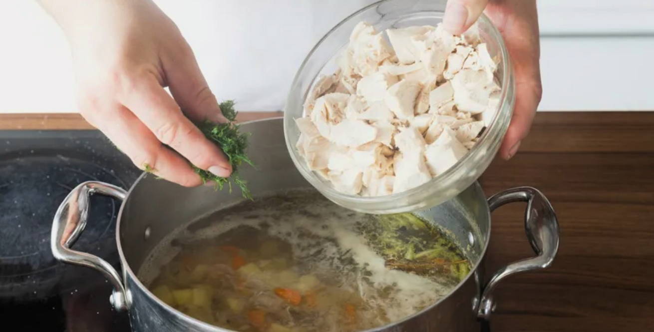Суп с курицей, капустой и картошкой