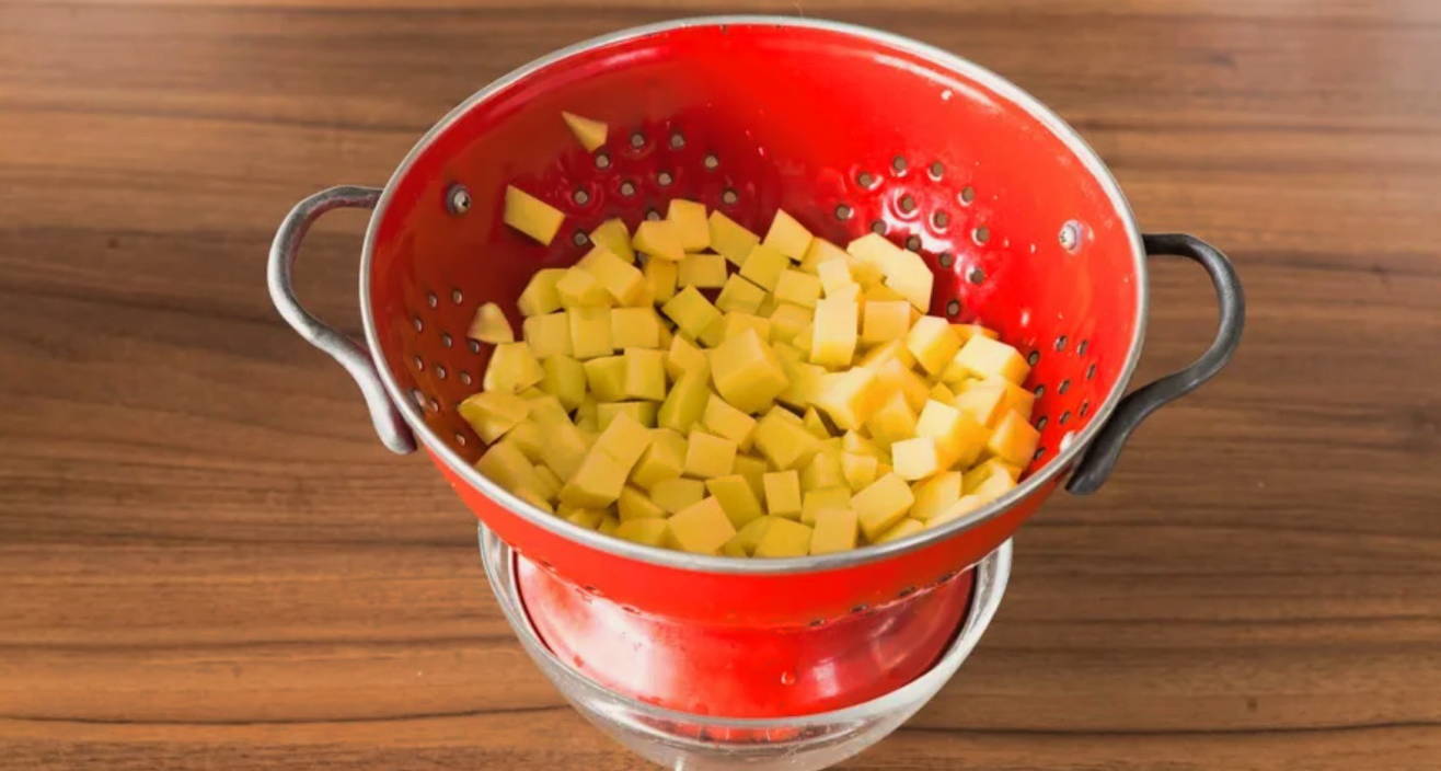 Суп с курицей, капустой и картошкой