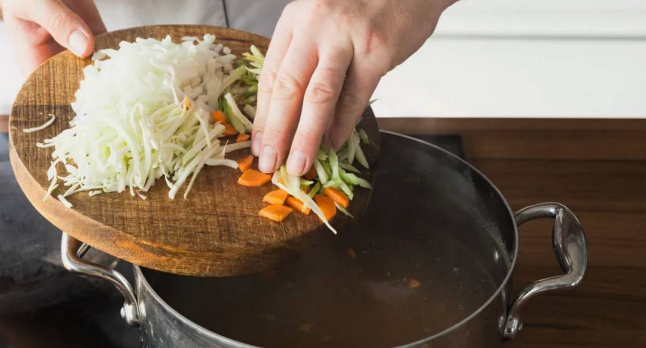 Суп с курицей, капустой и картошкой