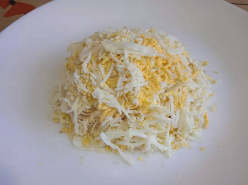 Салат «Гроздь винограда» с копченой курицей