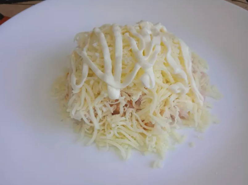 Салат «Гроздь винограда» с копченой курицей