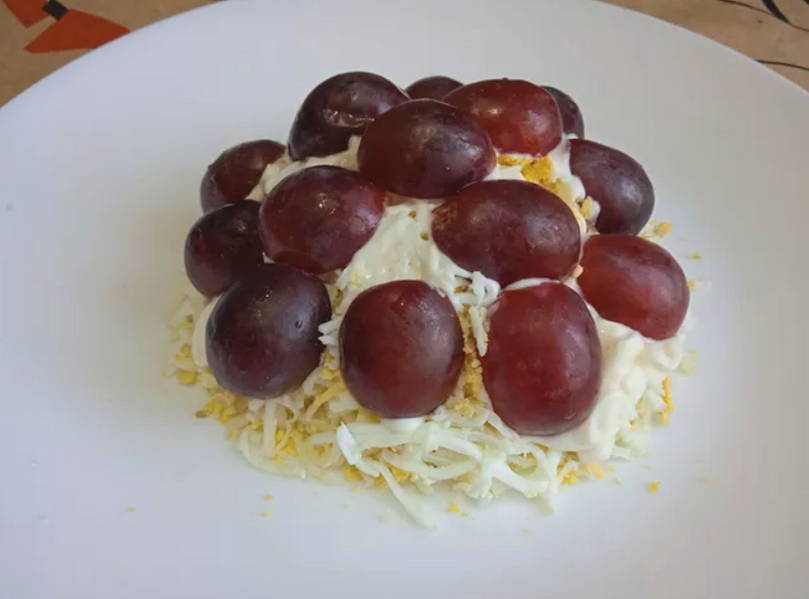 Салат «Гроздь винограда» с копченой курицей