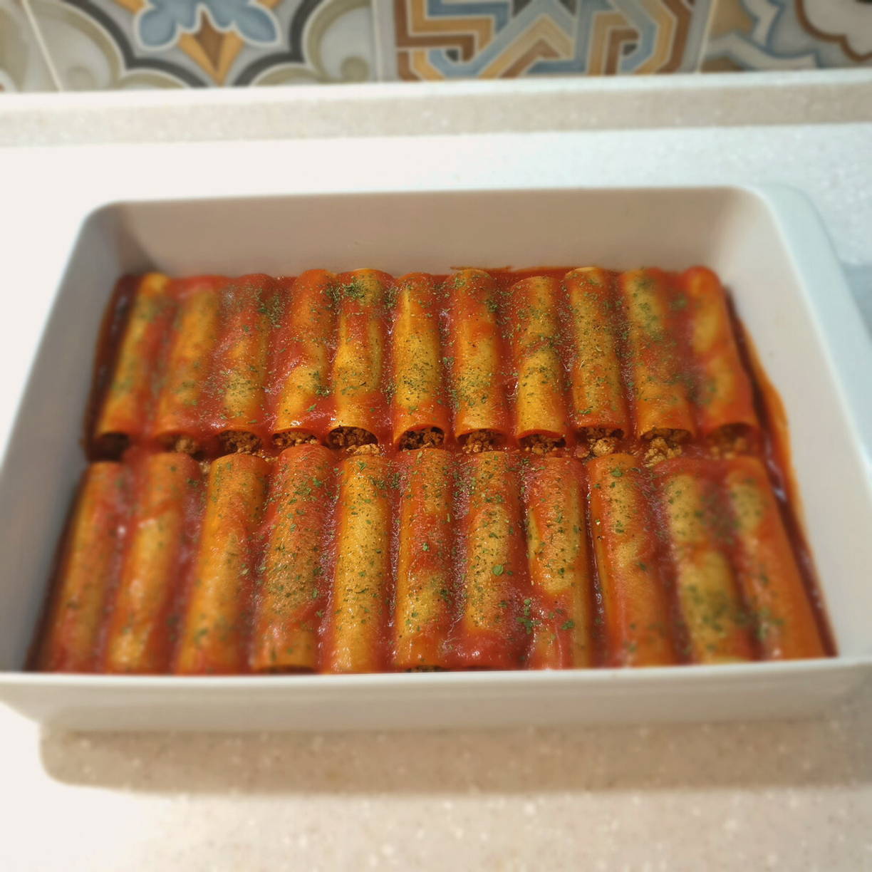 Каннеллони с фаршем в томатном соусе в духовке