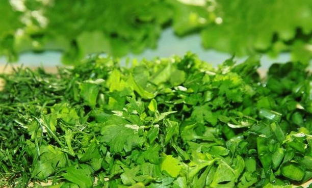 Салат из свежей капусты с огурцом, помидором, болгарским перцем с маслом и уксусом