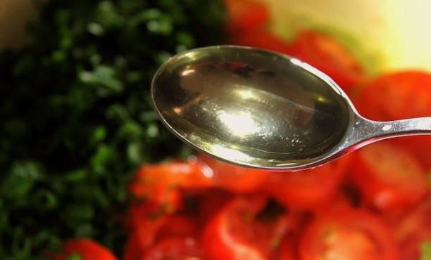 Салат из свежей капусты с огурцом, помидором, болгарским перцем с маслом и уксусом