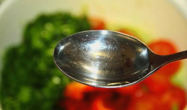 Салат из свежей капусты с огурцом, помидором, болгарским перцем с маслом и уксусом