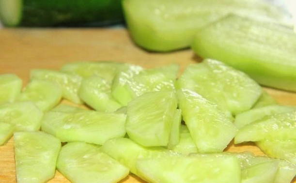 Салат из свежей капусты с огурцом, помидором, болгарским перцем с маслом и уксусом