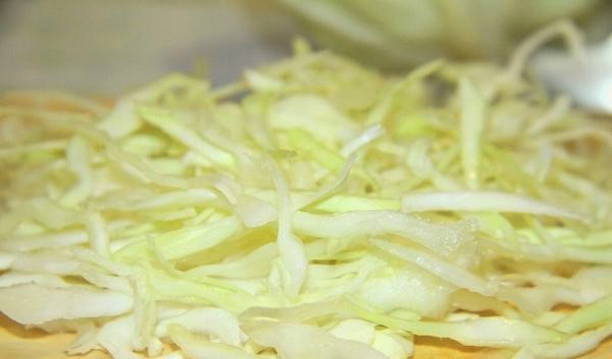 Салат из свежей капусты с огурцом, помидором, болгарским перцем с маслом и уксусом