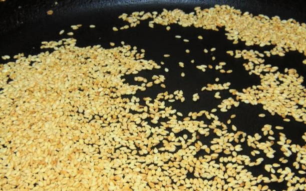 Салат из свежей капусты с огурцом, помидором, болгарским перцем с маслом и уксусом