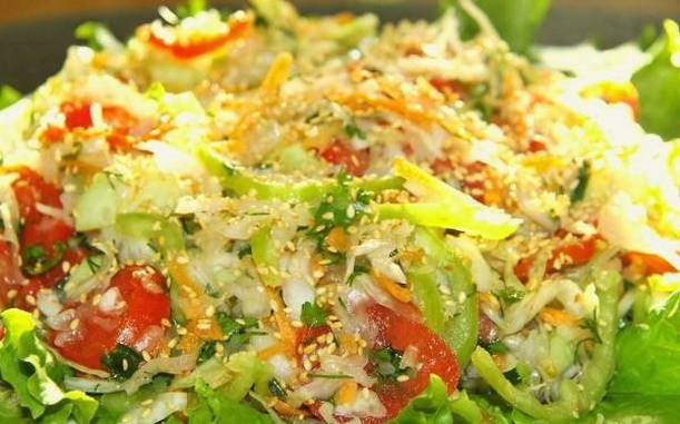 Салат из свежей капусты с огурцом, помидором, болгарским перцем с маслом и уксусом