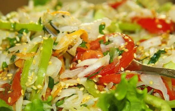 Салат из свежей капусты с огурцом, помидором, болгарским перцем с маслом и уксусом