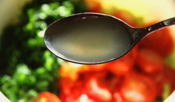 Салат из свежей капусты с огурцом, помидором, болгарским перцем с маслом и уксусом