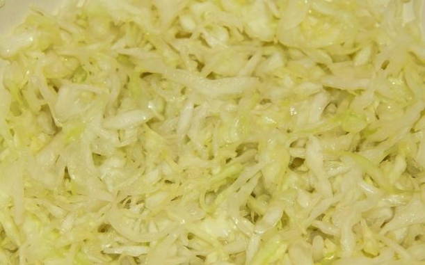 Салат из свежей капусты с огурцом, помидором, болгарским перцем с маслом и уксусом