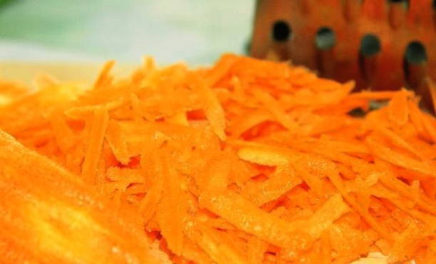 Салат из свежей капусты с огурцом, помидором, болгарским перцем с маслом и уксусом