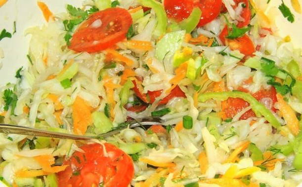 Салат из свежей капусты с огурцом, помидором, болгарским перцем с маслом и уксусом