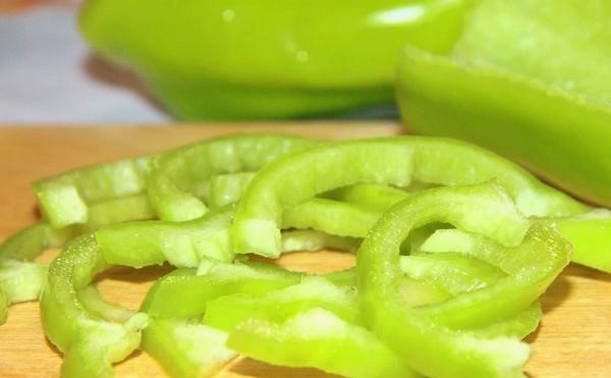 Салат из свежей капусты с огурцом, помидором, болгарским перцем с маслом и уксусом