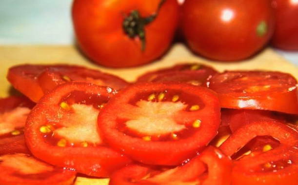 Салат из свежей капусты с огурцом, помидором, болгарским перцем с маслом и уксусом