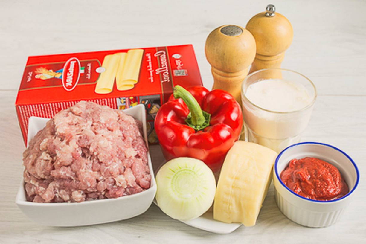 Каннеллони с фаршем под соусом со сливками в духовке