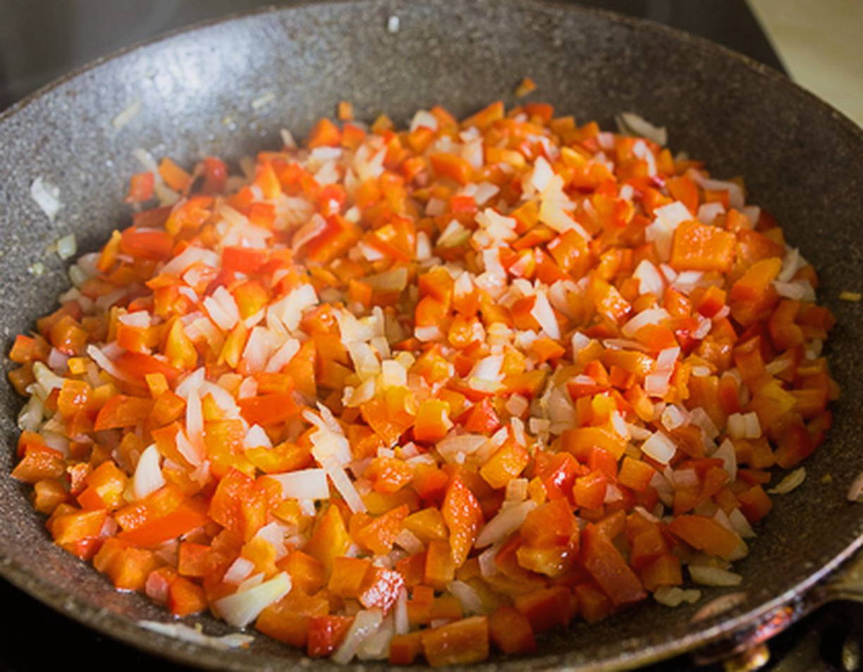 Каннеллони с фаршем под соусом со сливками в духовке