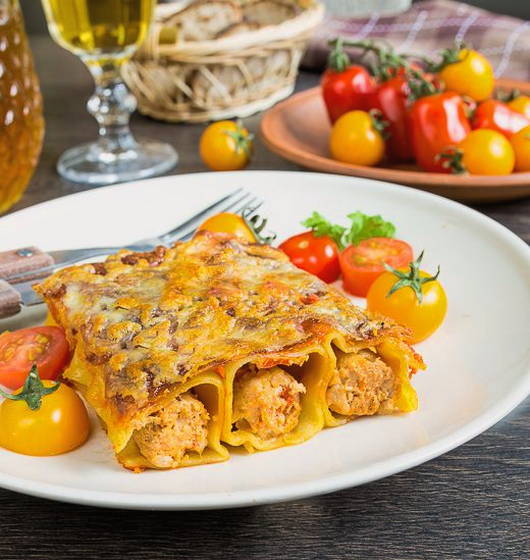 Каннеллони с фаршем под соусом со сливками в духовке