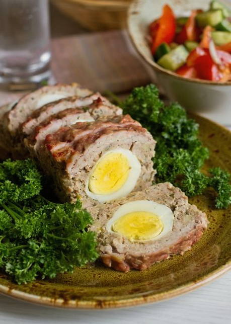 Мясной рулет из фарша с начинкой в духовке