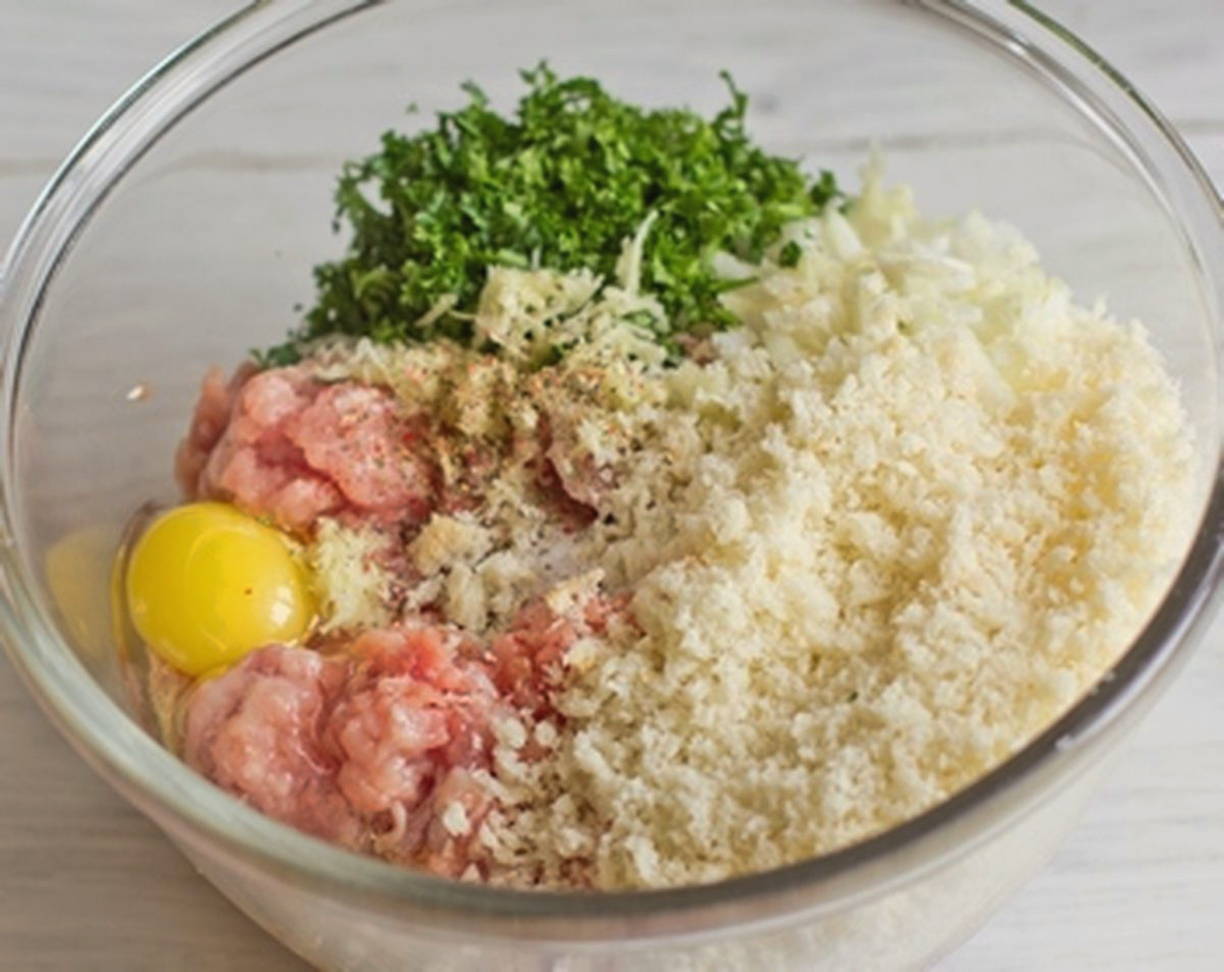 Мясной рулет из фарша с начинкой в духовке