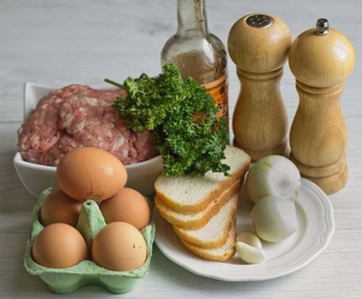 Мясной рулет из фарша с начинкой в духовке