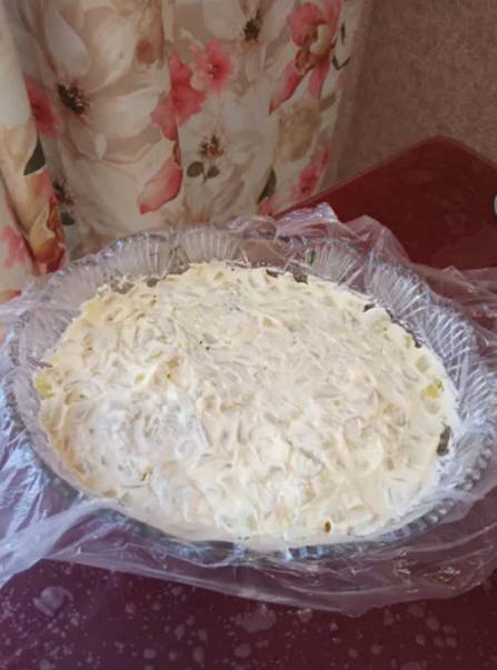 Слоеный салат «Грибная поляна» с шампиньонами и курицей