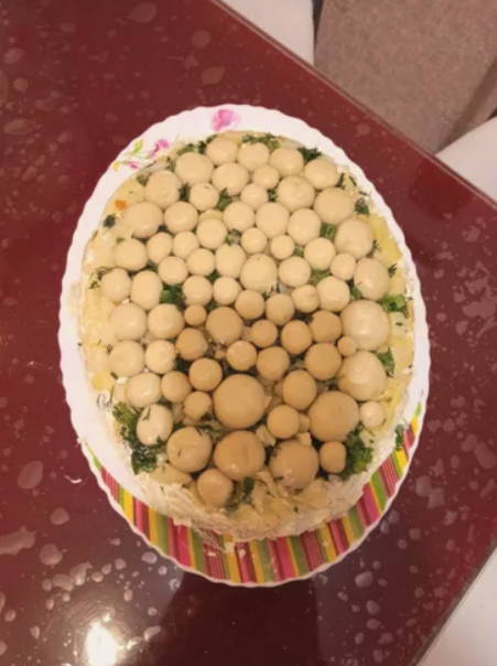 Слоеный салат «Грибная поляна» с шампиньонами и курицей