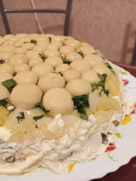Слоеный салат «Грибная поляна» с шампиньонами и курицей