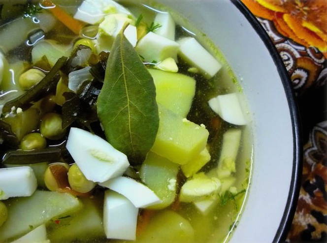 Суп с морской капустой и яйцом