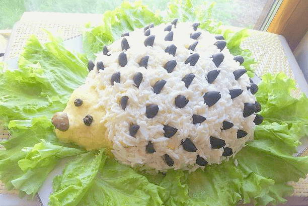 Салат «Ежик» с копченой курицей и грибами