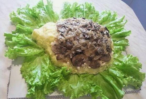 Салат «Ежик» с копченой курицей и грибами