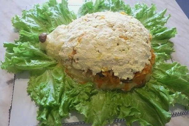Салат «Ежик» с копченой курицей и грибами