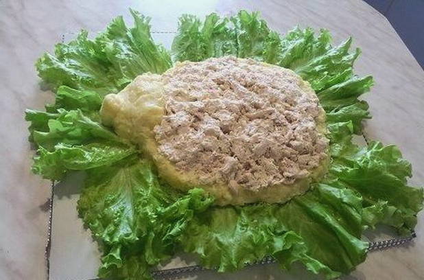 Салат «Ежик» с копченой курицей и грибами