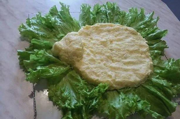 Салат «Ежик» с копченой курицей и грибами