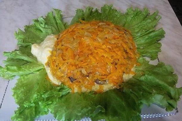 Салат «Ежик» с копченой курицей и грибами