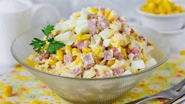 Салат «Ежик» с копченой колбасой и кукурузой