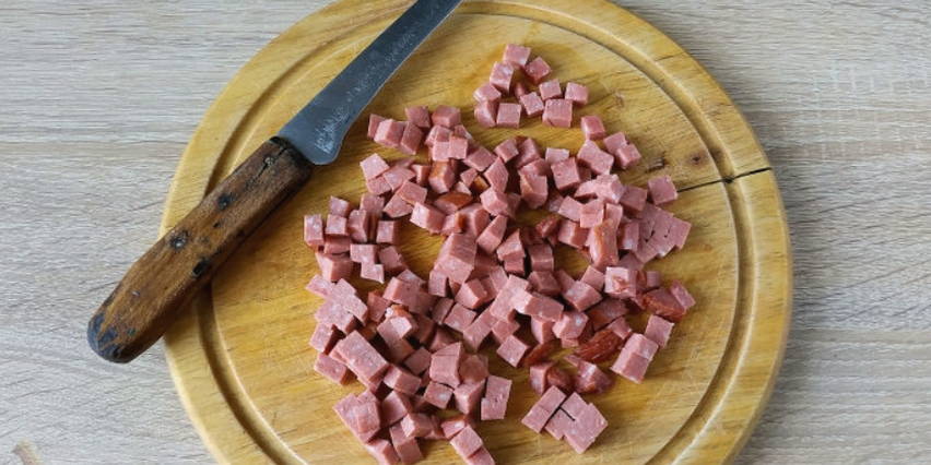Салат «Ежик» с копченой колбасой и кукурузой