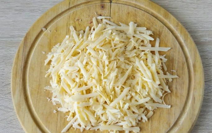 Салат «Ежик» с копченой колбасой и кукурузой