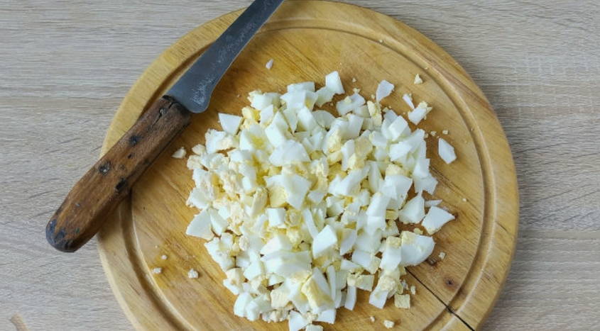 Салат «Ежик» с копченой колбасой и кукурузой