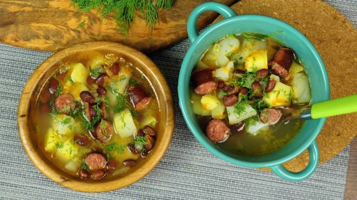 Суп с охотничьими колбасками и фасолью