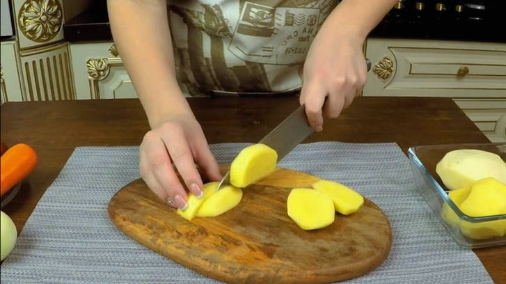 Суп с охотничьими колбасками и фасолью