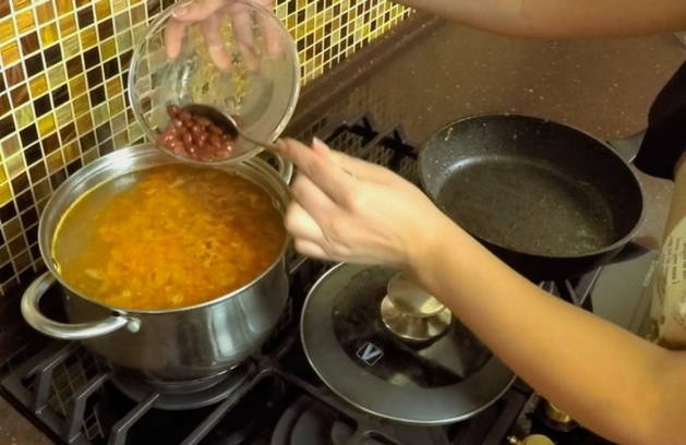 Суп с охотничьими колбасками и фасолью