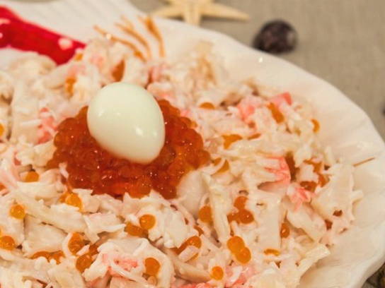 Салат «Жемчужина» с кальмарами и красной икрой