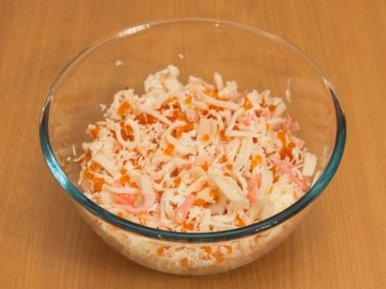 Салат «Жемчужина» с кальмарами и красной икрой